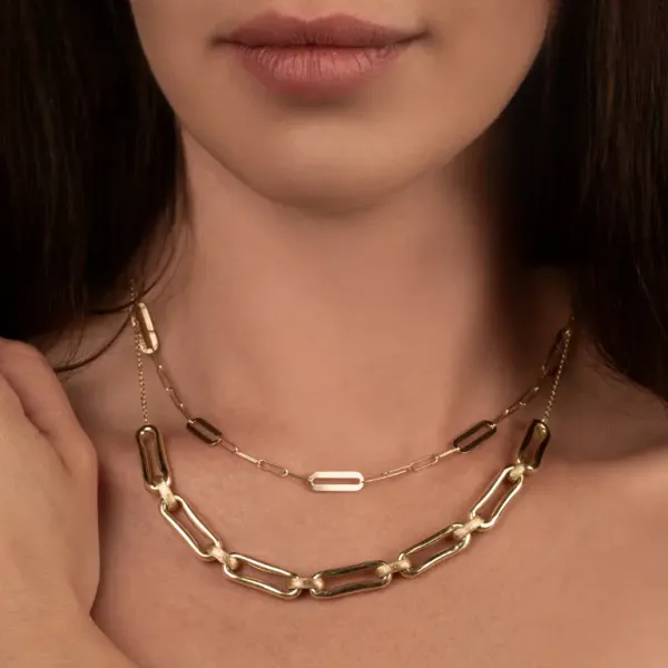 Złoty naszyjnik BigDIAMOND z zawieszką prezentowany na szyi