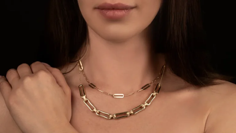 Złoty naszyjnik BigDIAMOND z zawieszką prezentowany na szyi