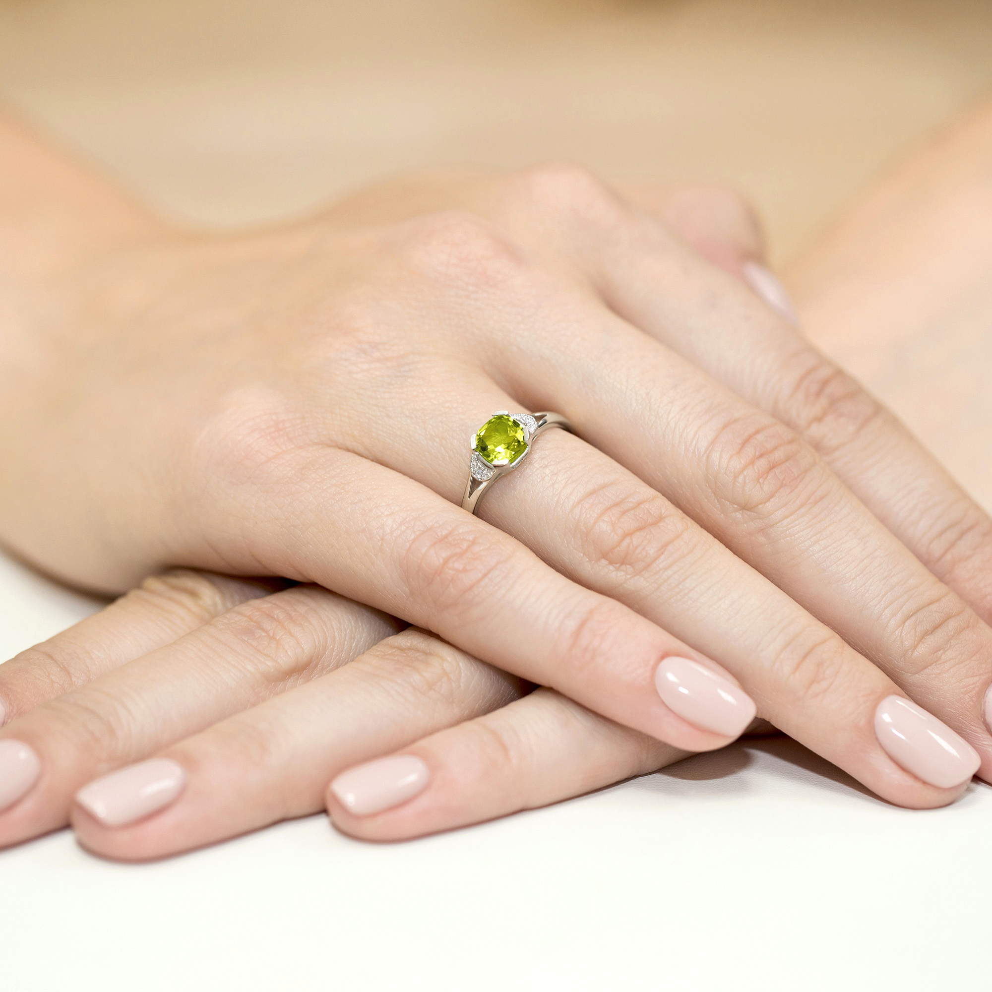 Ring with peridot in cut cushion and diamonds in white gold – product image 1