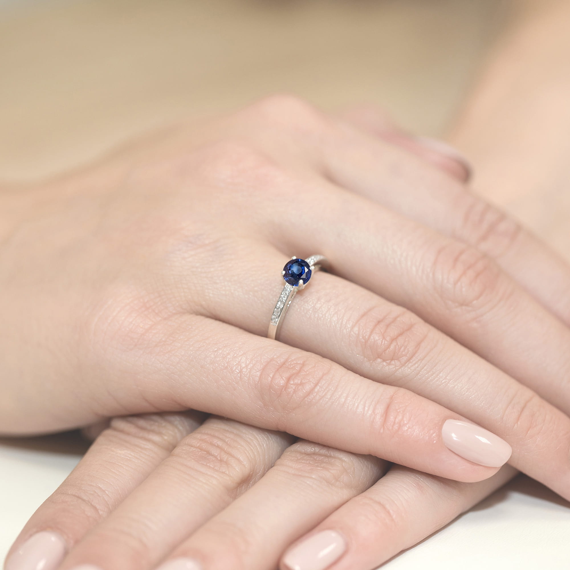 Ring with sapphire and diamonds in white gold – product image 1