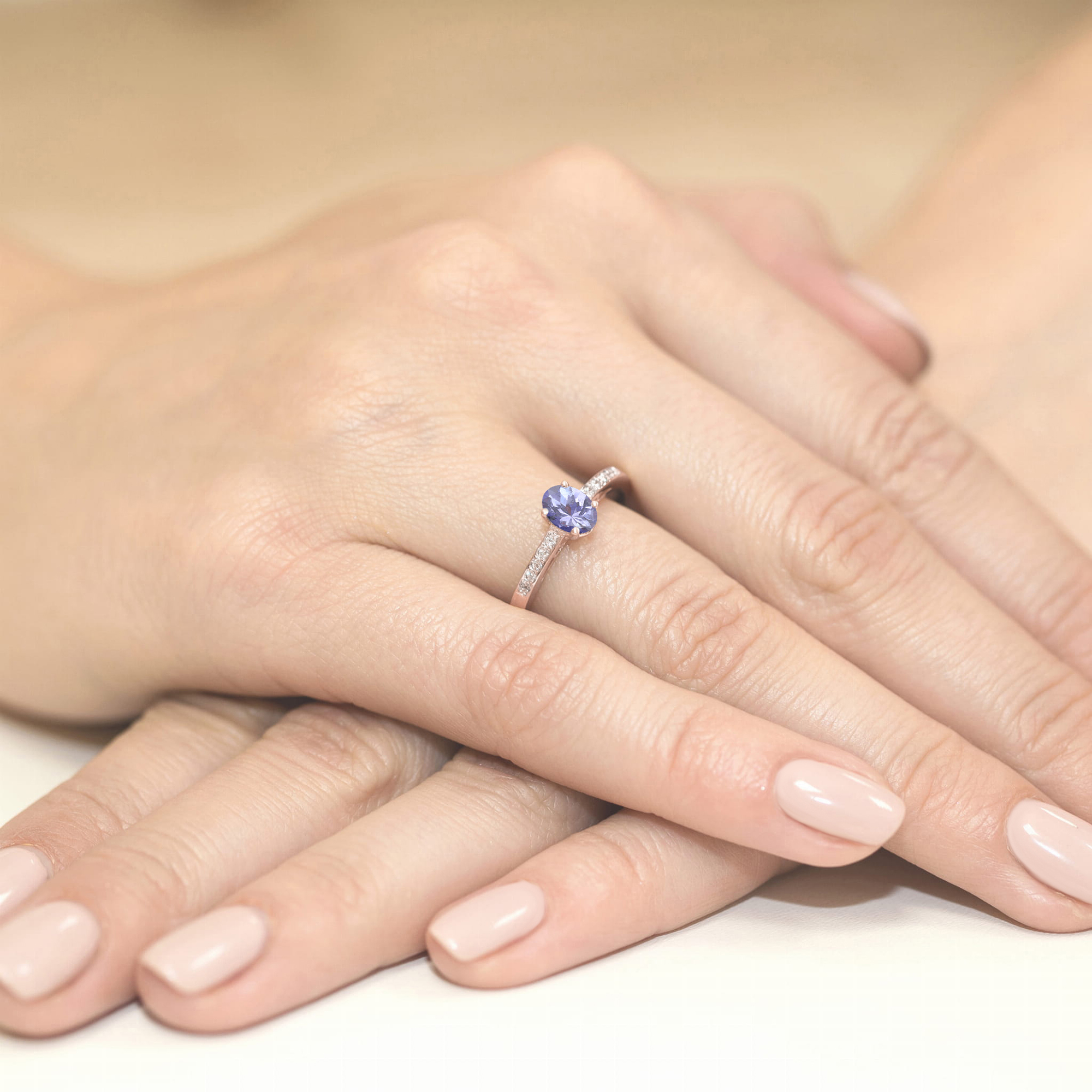 Ring with oval tanzanite 0,40 ct and diamonds – product image 1
