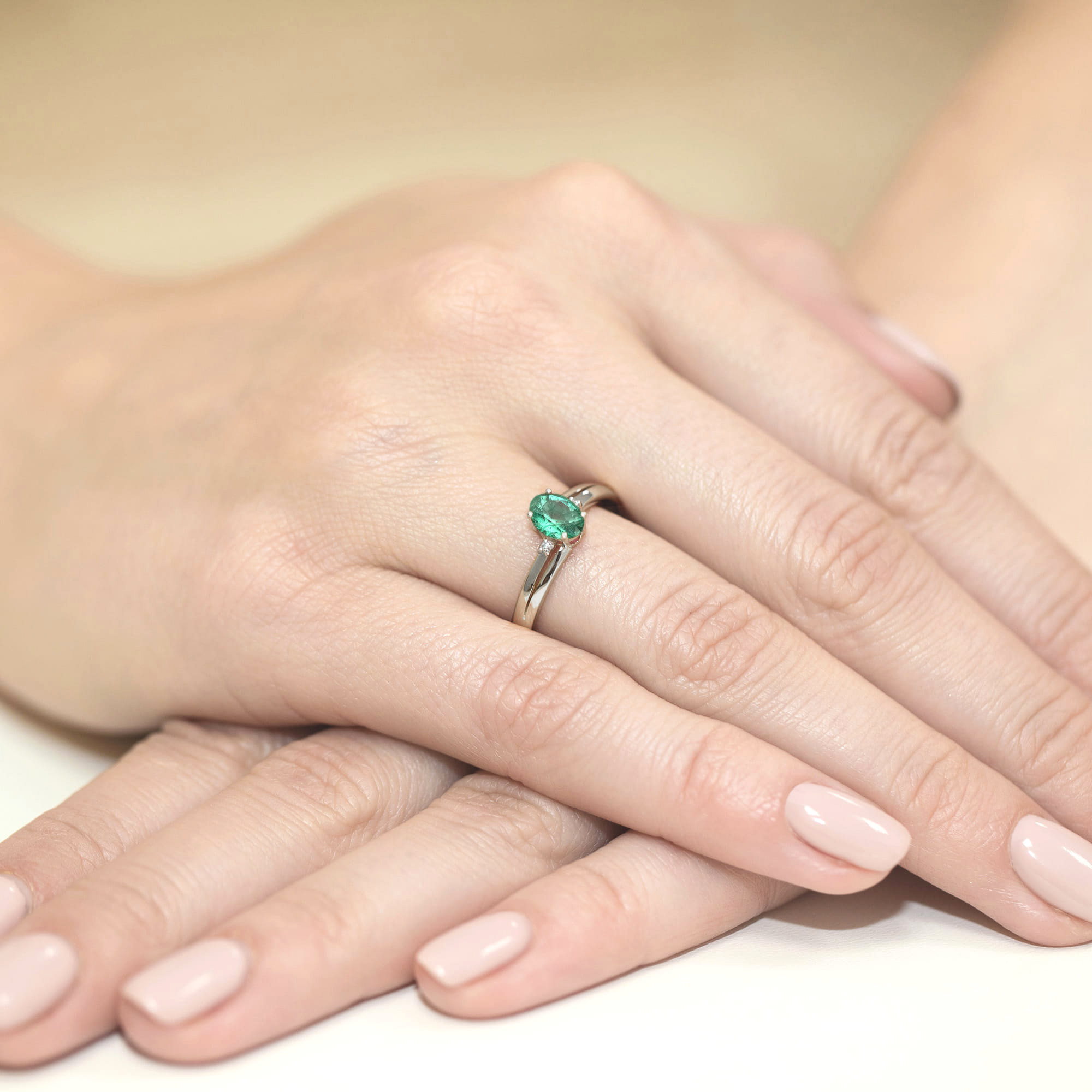 Ring with oval emerald 0,40 ct and diamonds – product image 1