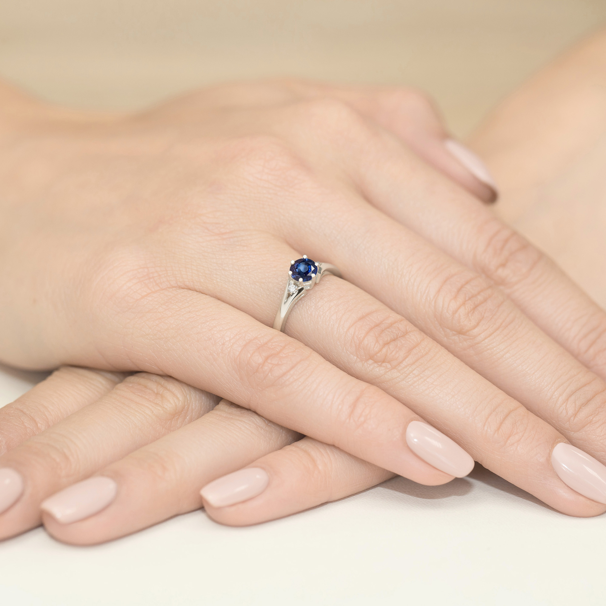 Ring with sapphire and diamonds in white gold 585 – product image 1