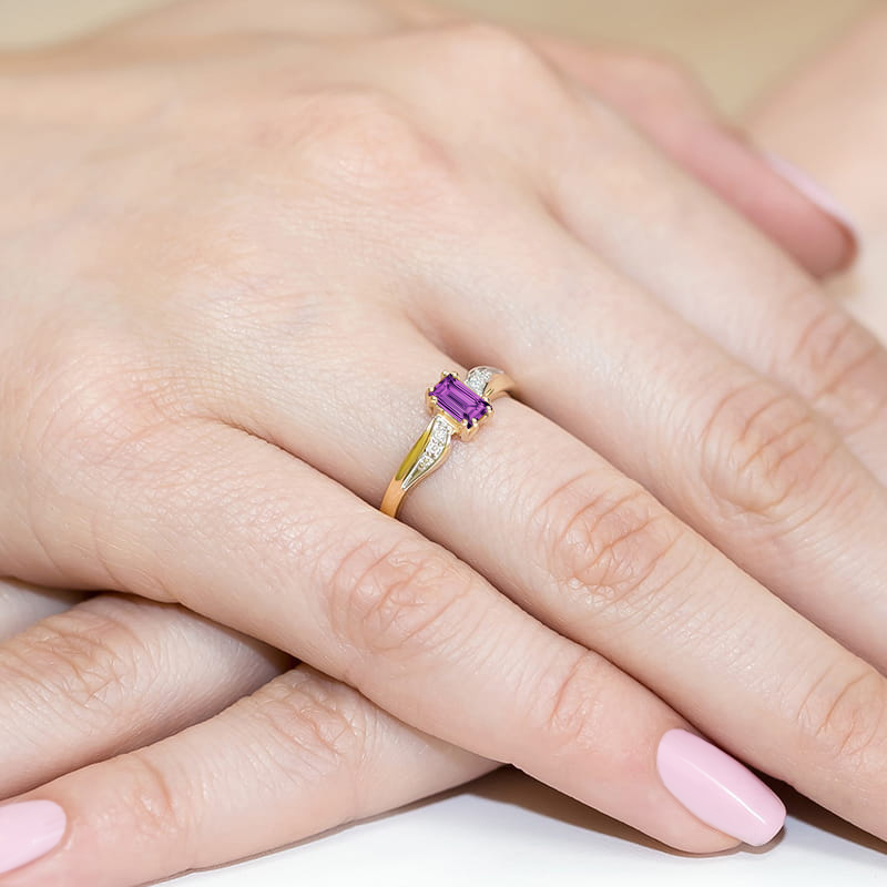 Ring with amethyst and diamonds in yellow gold – product image 1