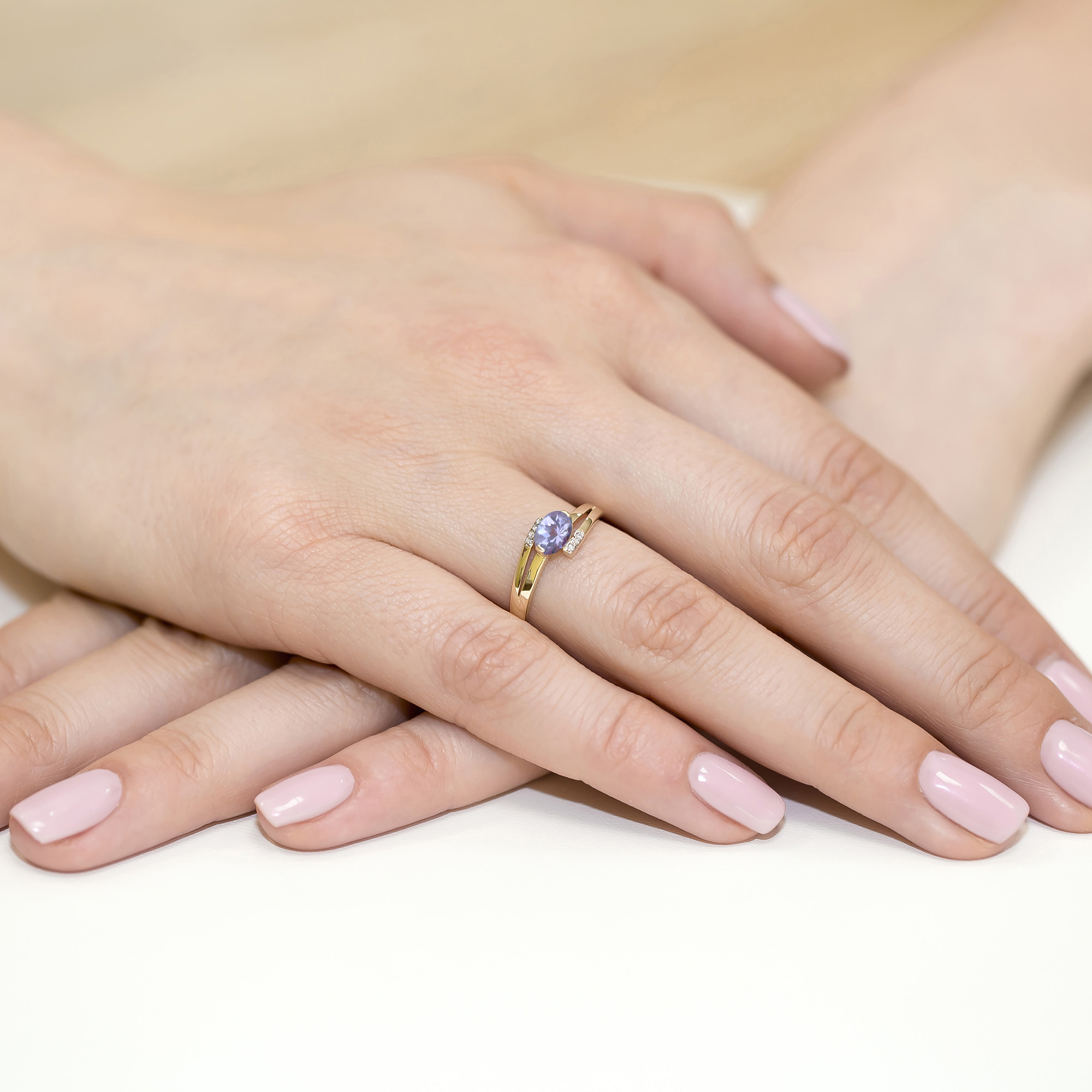 Ring with tanzanite and diamonds in yellow gold – product image 1