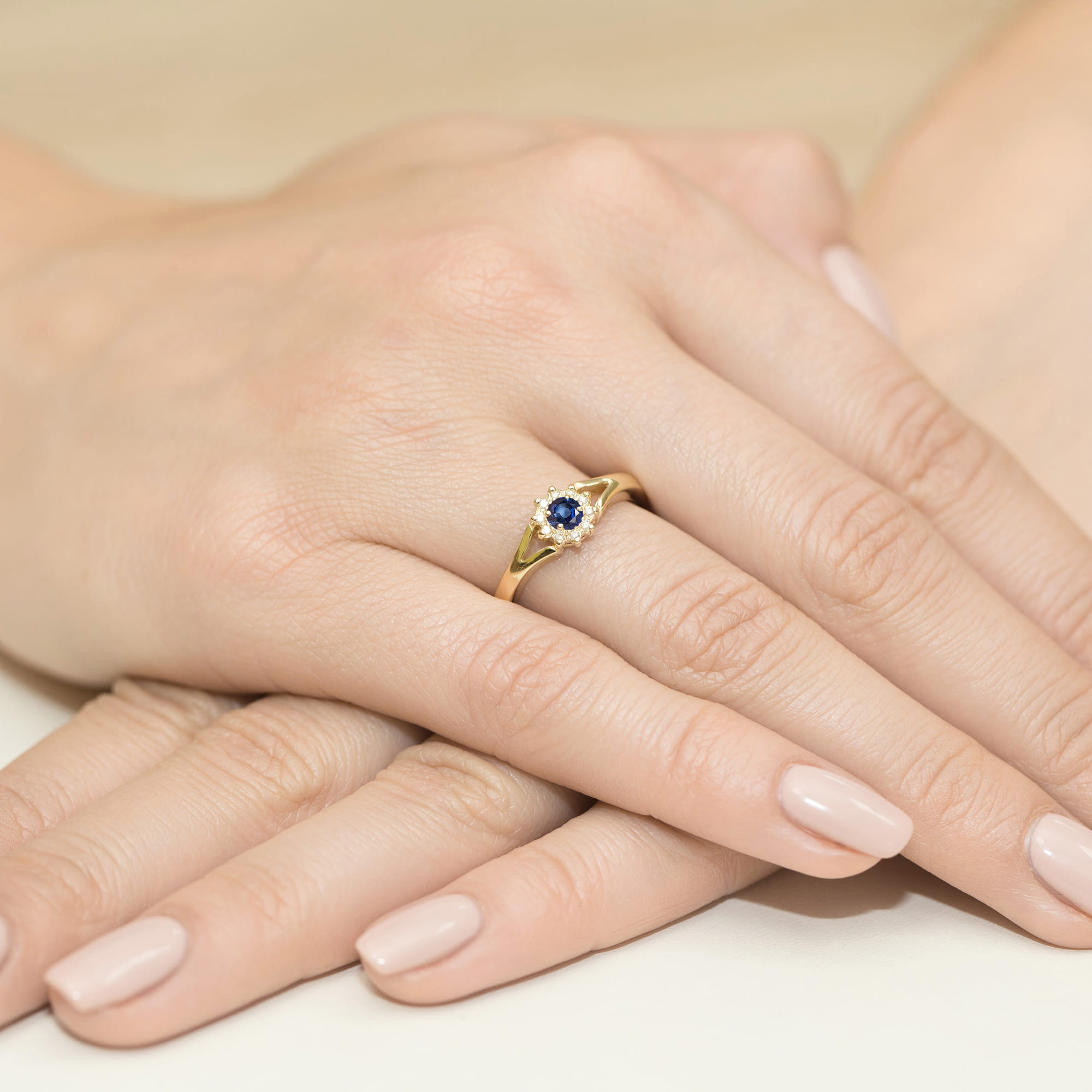 Ring with sapphire and diamonds in yellow gold – product image 1