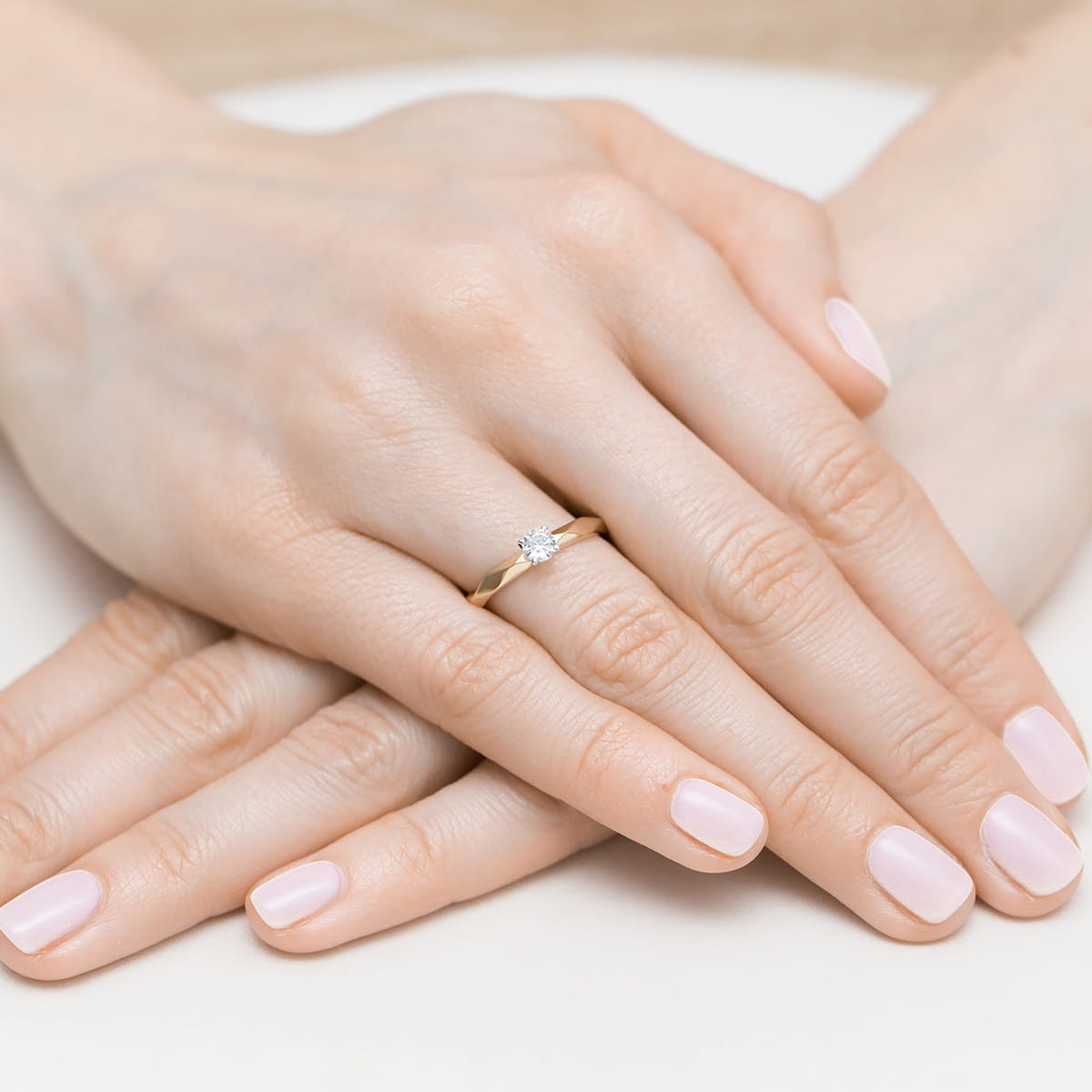 Ring with a diamond 0,15 ct in yellow gold – product image 1