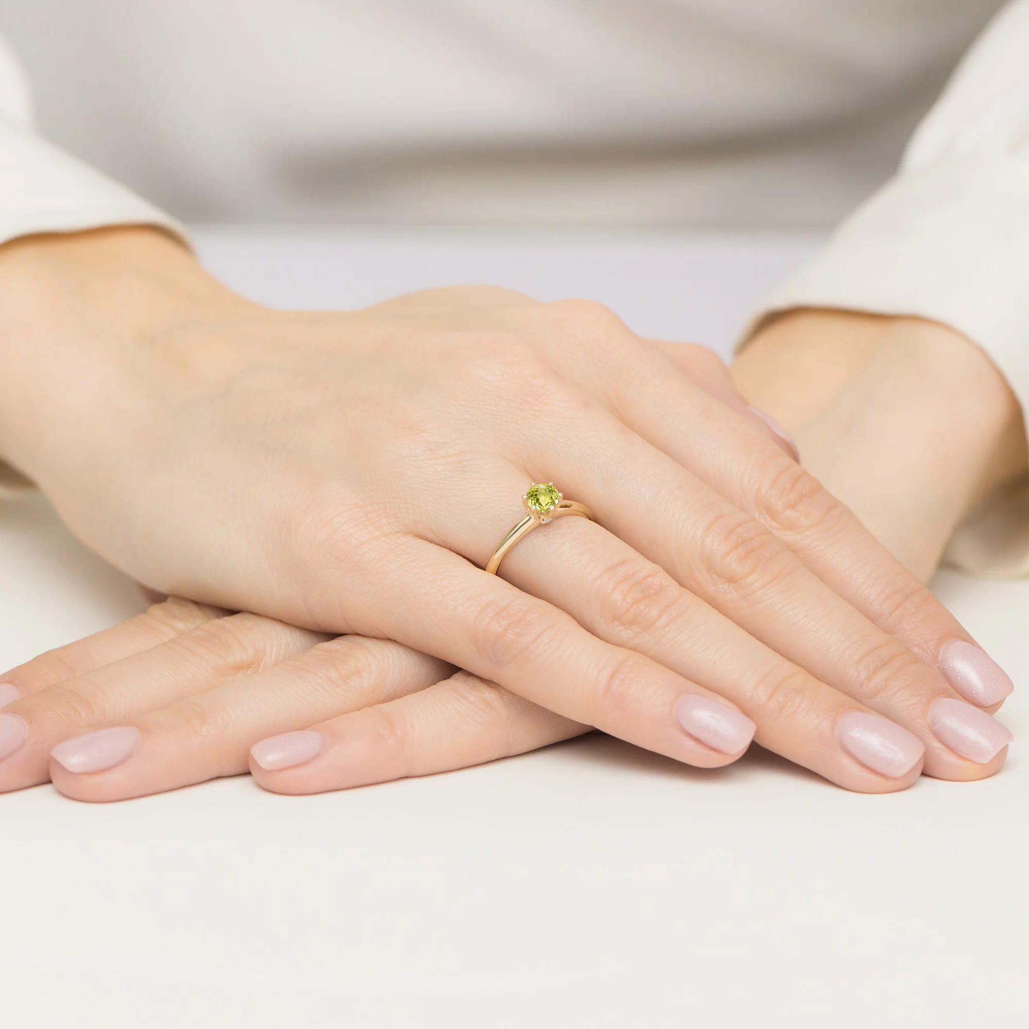 Ring with peridot and diamond in yellow gold – product image 1