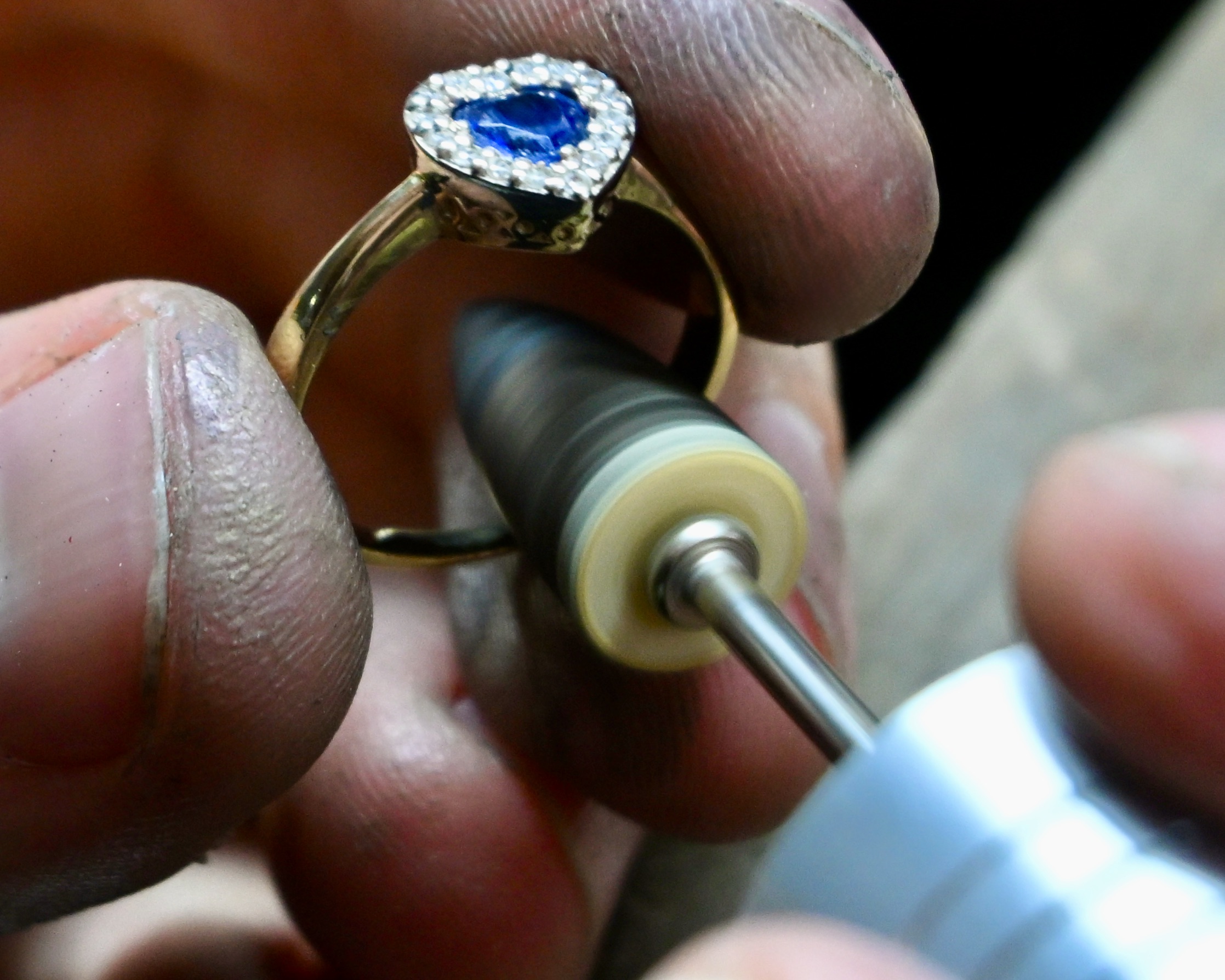 Końcowe polerowanie pierścionka w pracowni BigDIAMOND