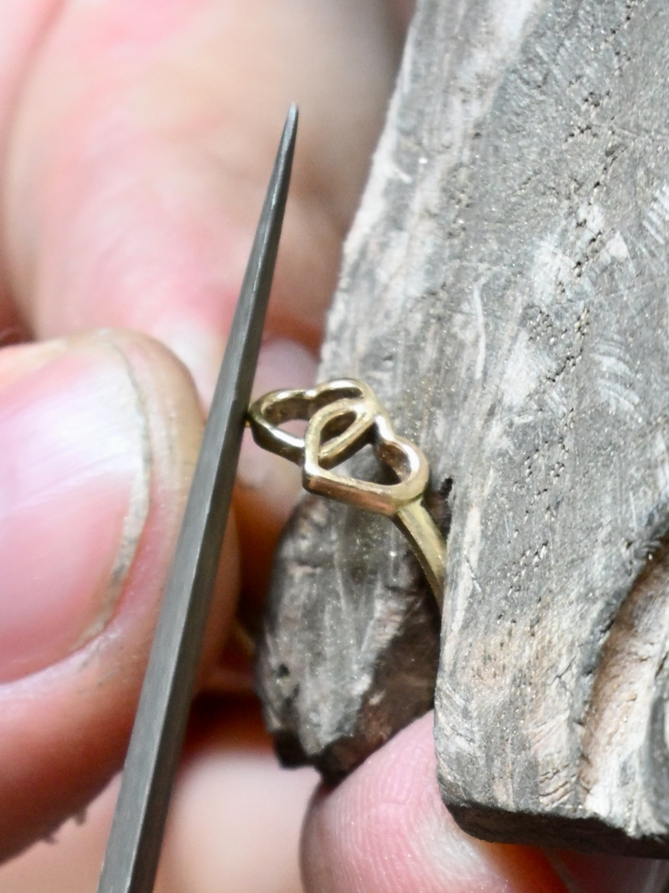 Ręczna praca przy biżuterii w pracowni złotniczej BigDIAMOND