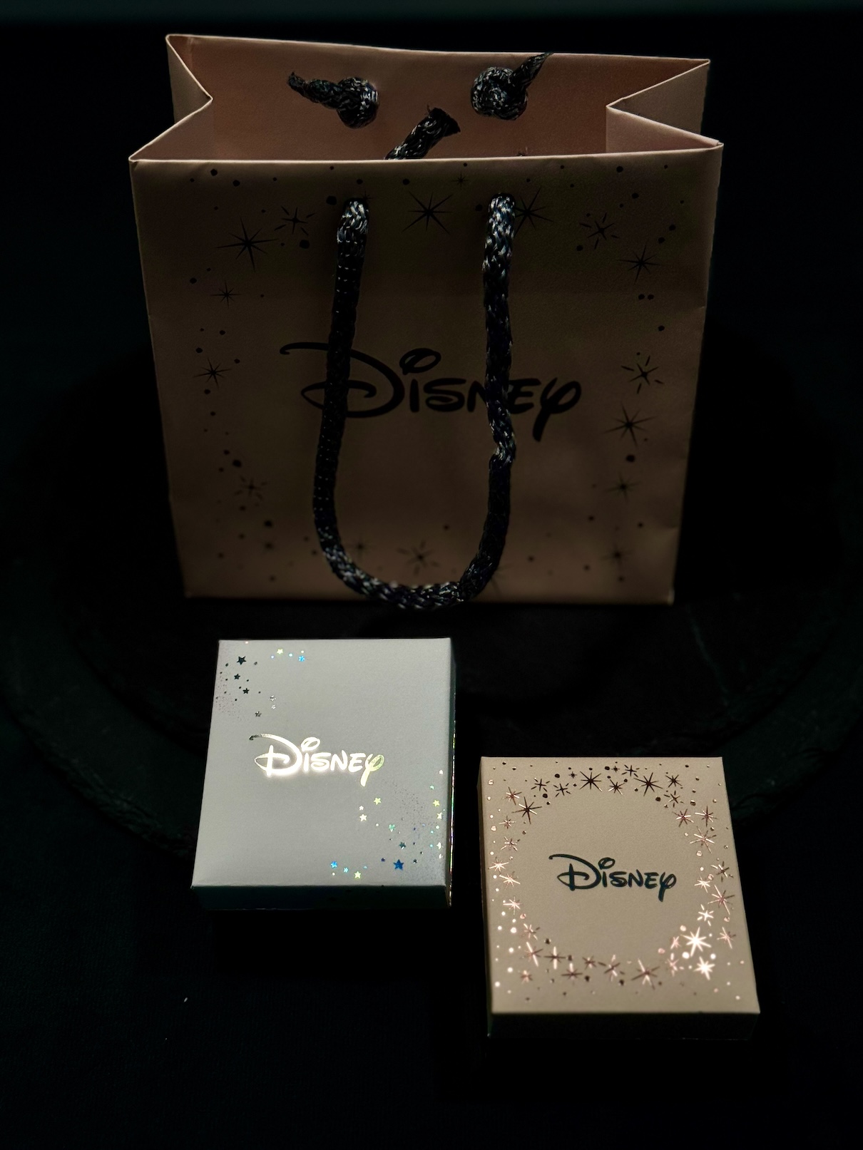 Eleganckie opakowania na biżuterię Disney w zbliżeniu