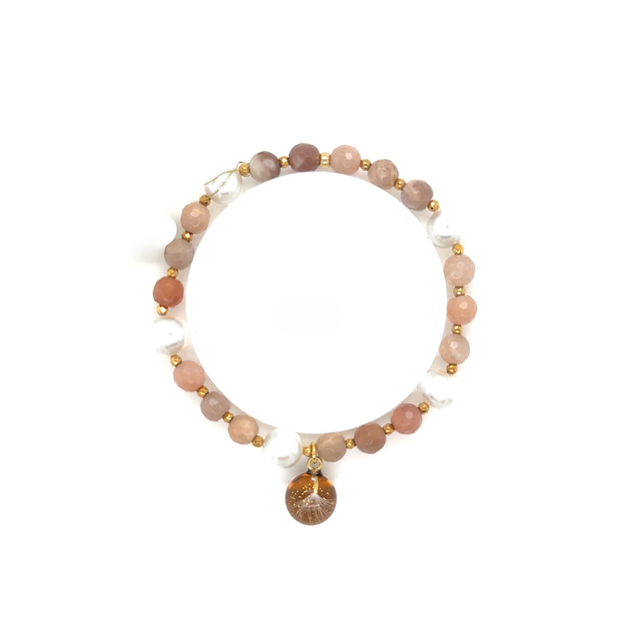 Bransoletka handmade z pereł i kamieni w brązowych odcieniach, z zawieszką z żywicy – perspektywa.