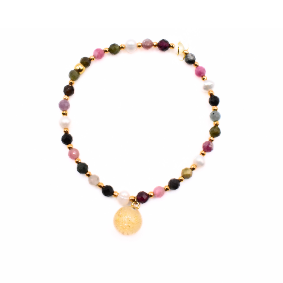 Bransoletka handmade z wielokolorowych kamieni i pereł, z zawieszką z żywicy w złotym odcieniu z dmuchawcem – widok z góry.