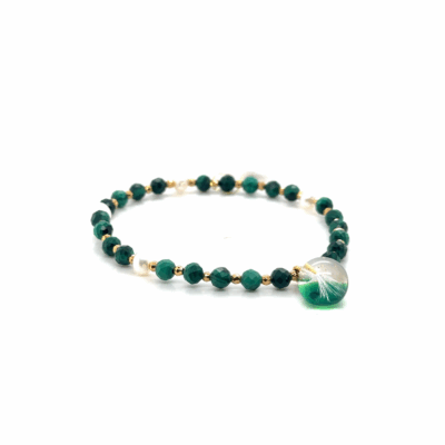 Bransoletka z zielonymi kamieniami, perłami i zawieszką z żywicy