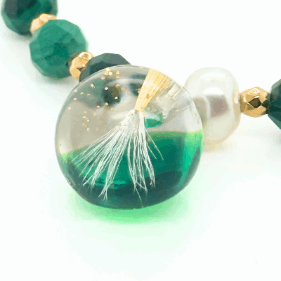 bransoletka-zielone-kamienie-perly-zawieszka-zywica-dmuchawiec-detal-2025