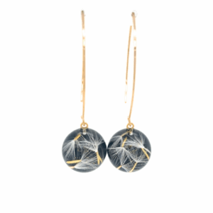 Długie kolczyki z żywicą z dmuchawcami i złotymi płatkami