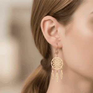 Złote kolczyki w kształcie łapacza snów