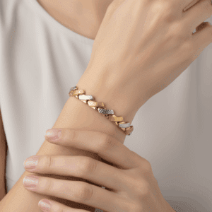 Dwukolorowa bransoletka na modelce