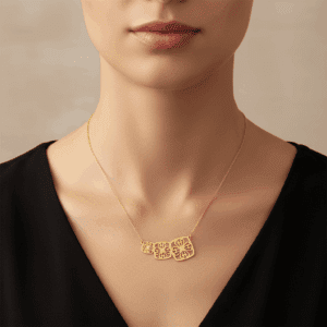 Naszyjniki - BigDiamond.pl | Biżuteria od Jubiler Kraków 28 Złoty naszyjnik z delikatnymi wzorami na kobiecym dekolcie