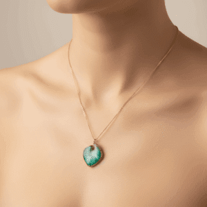 Naszyjniki - BigDiamond.pl | Biżuteria od Jubiler Kraków 29 Naszyjnik z zielonym listekiem na złotym łańcuszku.