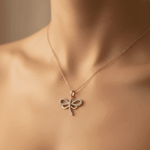 Złota zawieszka w kształcie ważki, zdobiona diamentami, noszona na szyi.