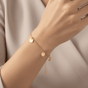 Minimalistyczna bransoletka z okrągłymi blaszkami na ręce