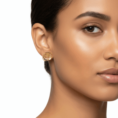 Złote kolczyki azurowe owalne na modelce.