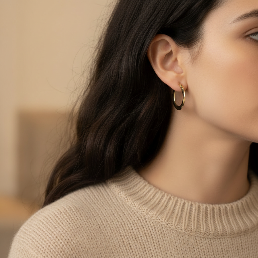 Złote kolczyki koła z big diamond na modelce