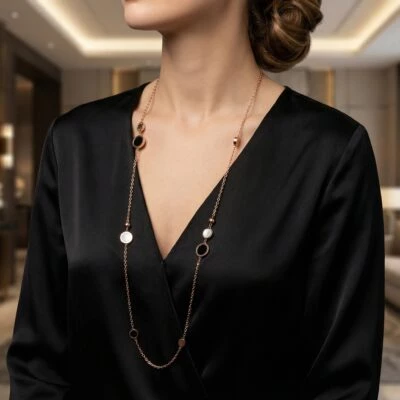 Złoty długi naszyjnik z masą perłową na modelce