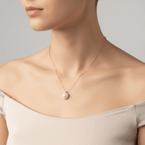 Naszyjniki - BigDiamond.pl | Biżuteria od Jubiler Kraków 25 Złoty naszyjnik z perłą i cyrkoniami noszony przez modelkę.