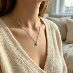 🩶 Srebro — biżuteria srebrna BigDIAMOND Kraków 54 Srebrny naszyjnik w kształcie serca na delikatnym łańcuszku.