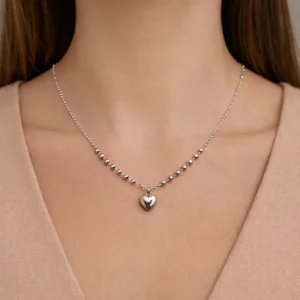 🩶 Srebro — biżuteria srebrna BigDIAMOND Kraków 46 Srebrny naszyjnik w kształcie serca na modelce