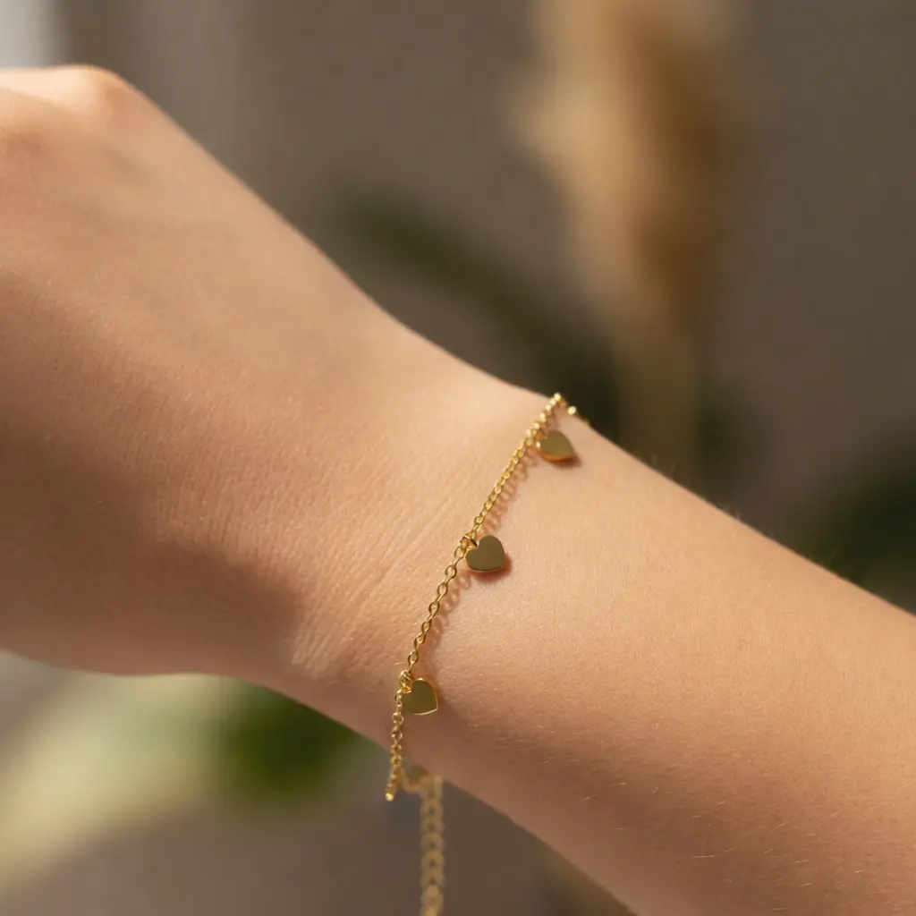 Bransoletka z sercami na nadgarstku