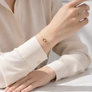 Złota bransoletka z sercem na ręce modelki