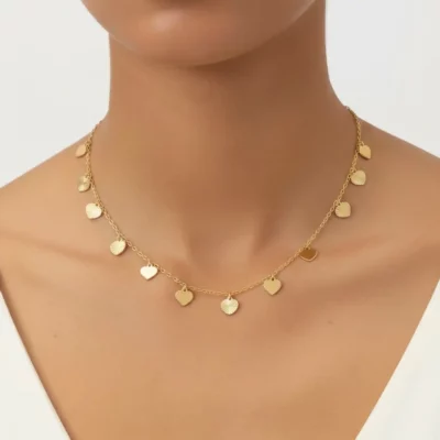 Złoty naszyjnik z zawieszkami serca