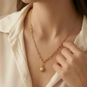 Naszyjniki - BigDiamond.pl | Biżuteria od Jubiler Kraków 44 Złoty naszyjnik w kształcie serca na szyi modelki.