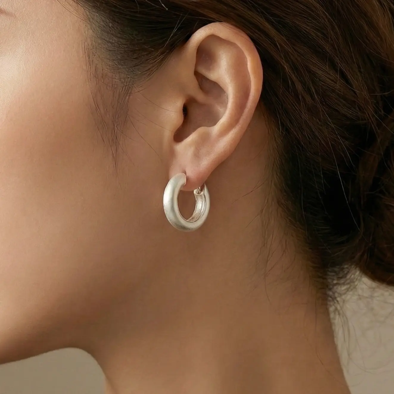 Kolczyki srebrne 925 w kształcie kółek na modelce