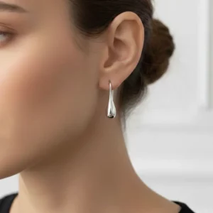 🩶 Srebro — biżuteria srebrna BigDIAMOND Kraków 34 Kolczyki wiszące w kształcie kropli na uchu modelki.