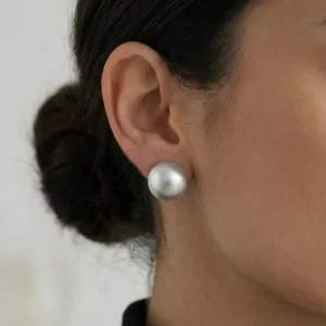 🩶 Srebro — biżuteria srebrna BigDIAMOND Kraków 15 Srebrne kolczyki w kształcie kul, matowe, wykonane z próby 925, noszone przez modelkę.