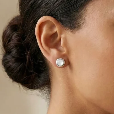 Kolczyki sztyfty srebro 925 z dużym diamentem na modelce.