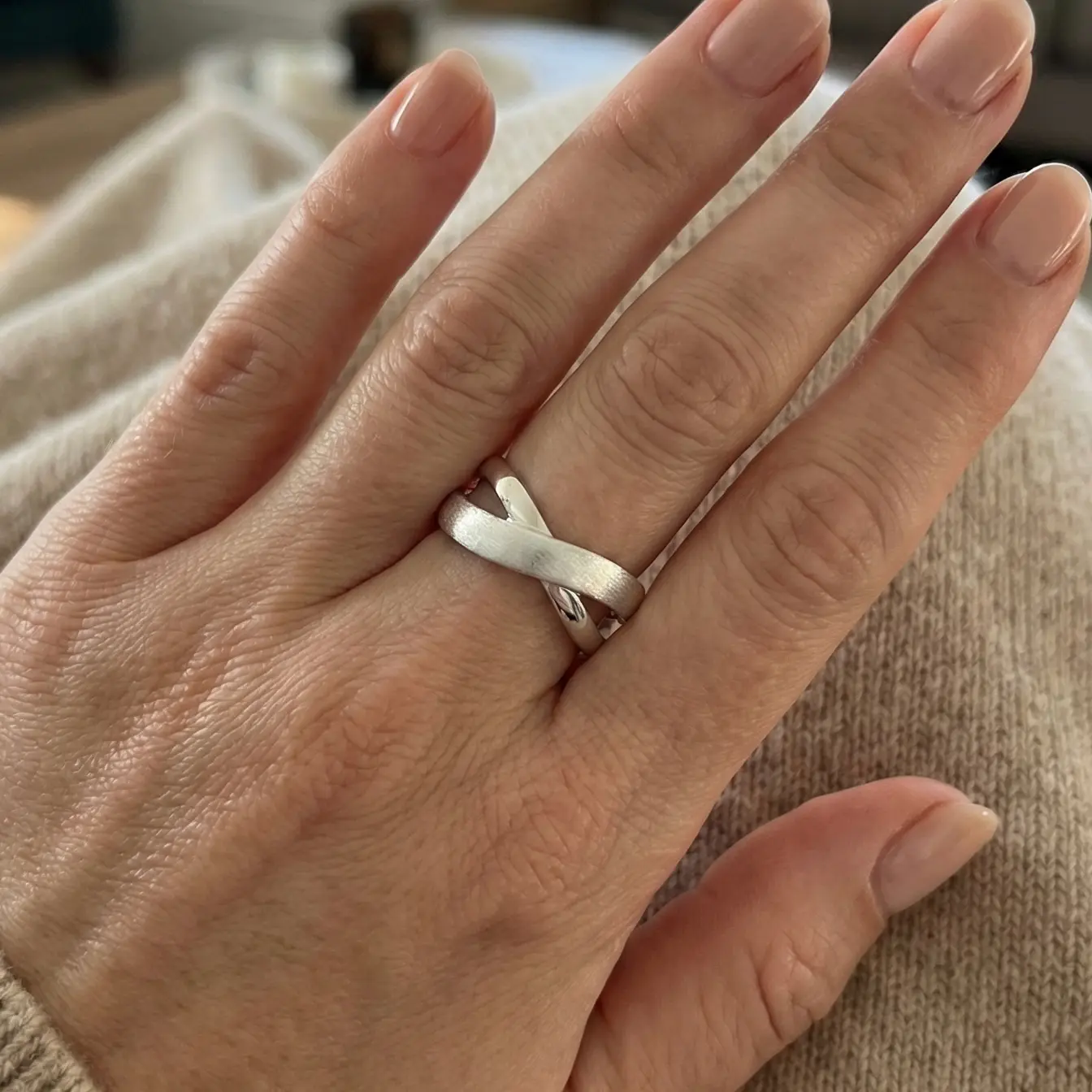Srebrny pierścionek na palcu