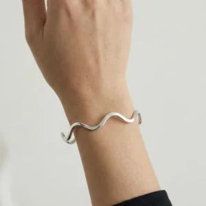 Srebrna bransoletka fala na ręce