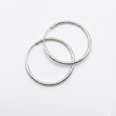 Srebrne kolczyki w kształcie kół.