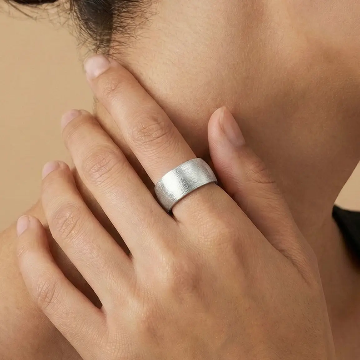 Srebrny pierścionek szeroki 925 z satynowym wykończeniem