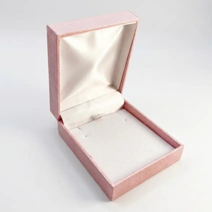 Otwarta różowa szkatułka na biżuterię