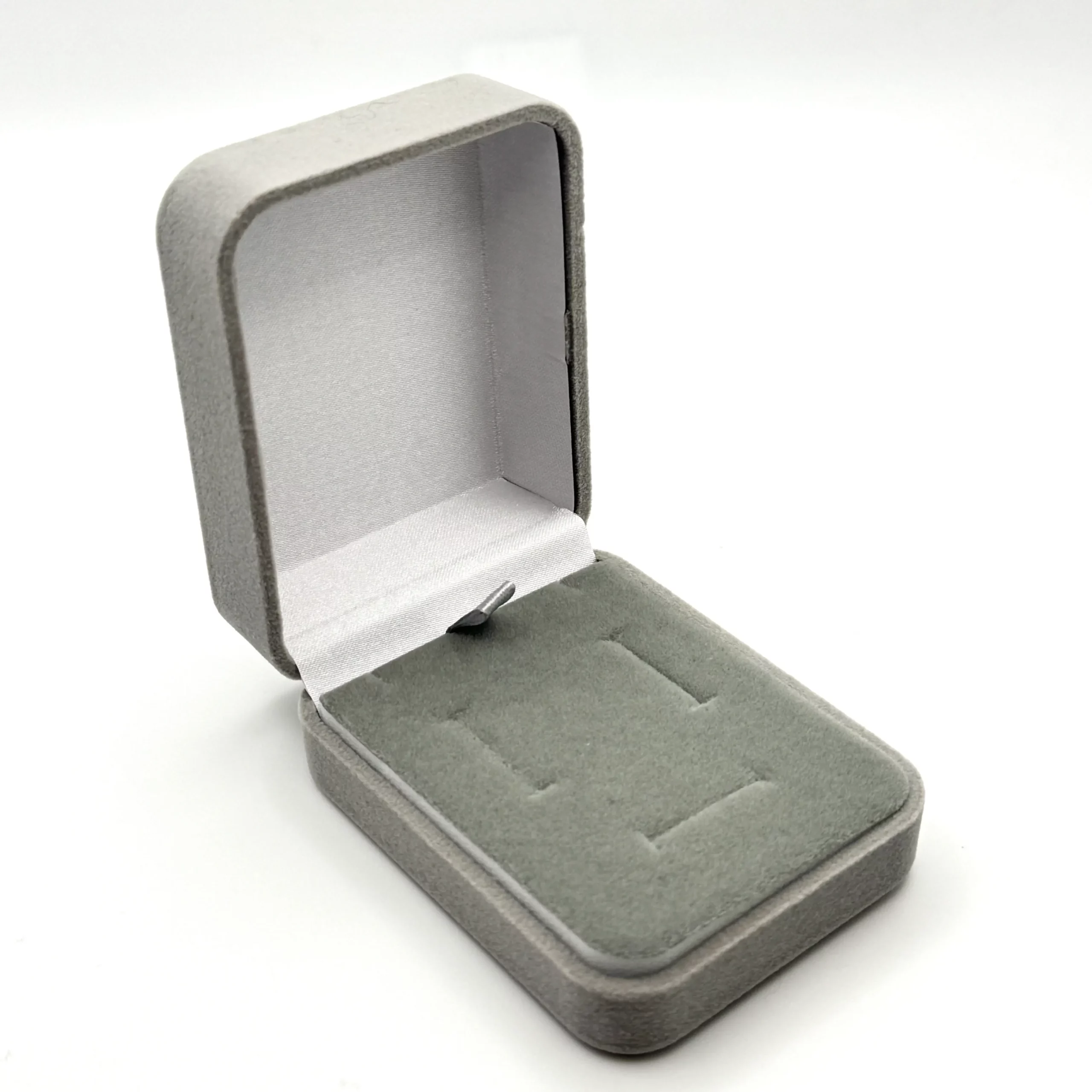Szare otwarte pudełko jubilerskie