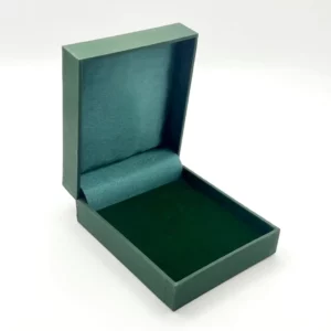 Otwarte zielone pudełko jubilerskie