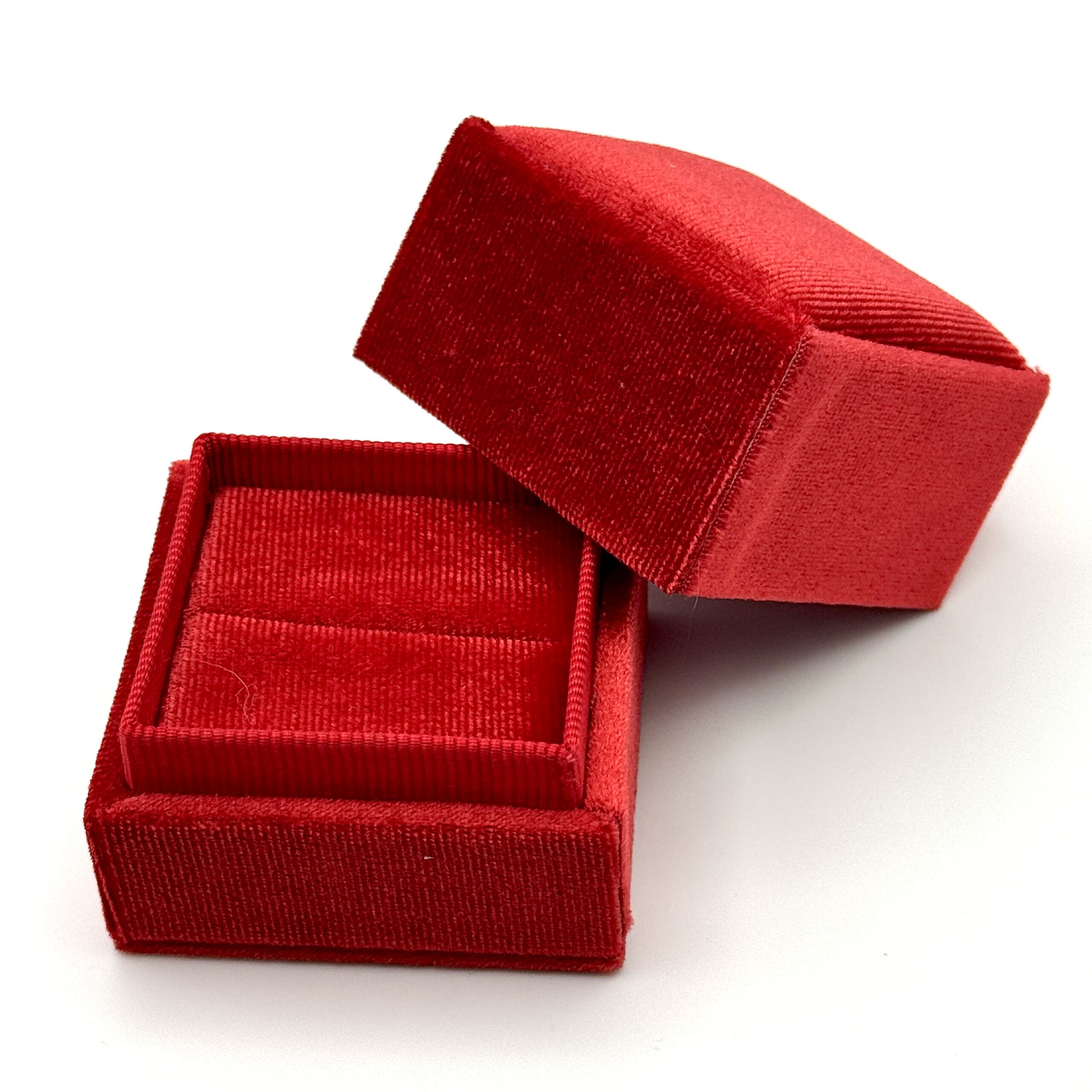 Czerwone pudełko na pierścionek