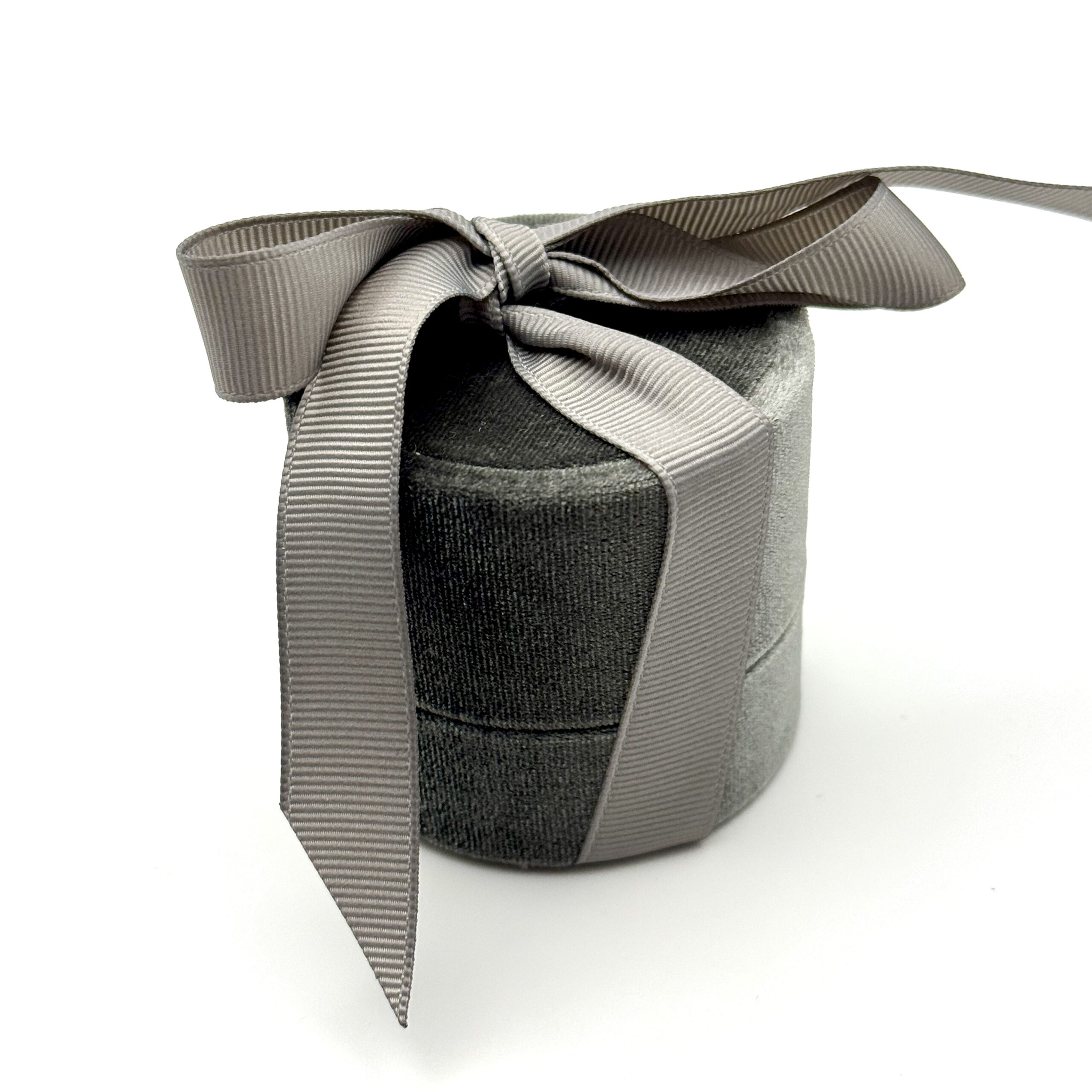 Szare pudełko z kokardą na białym tle