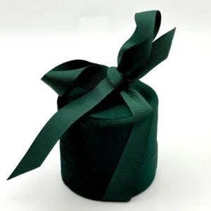 Eleganckie pudełko na biżuterię z zieloną kokardą